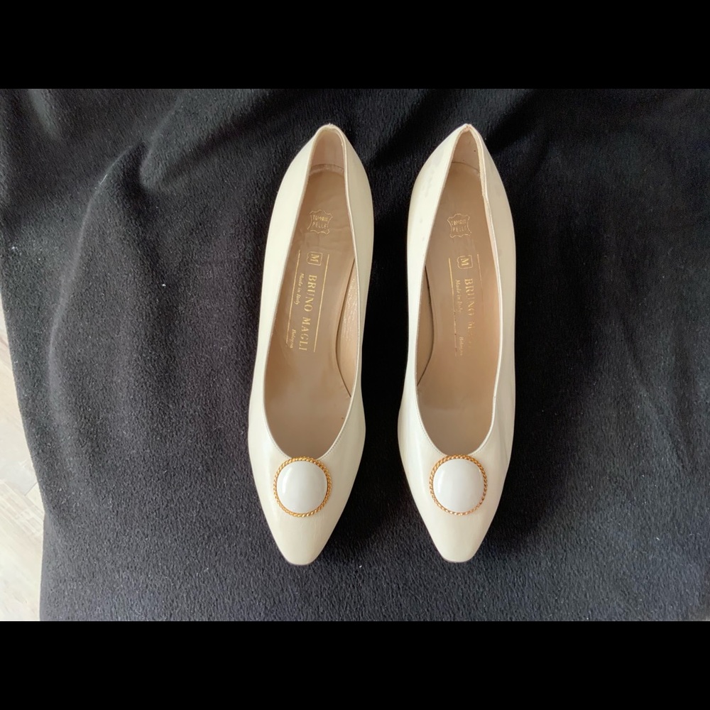Bruno Magli Winter White Giuliano Pump, Size 8B
Classic leather pump, never worn
